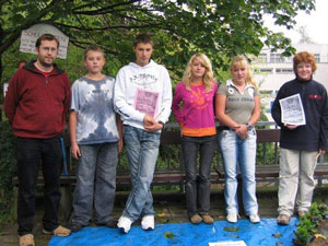 Fleiige Helfer mit Herrn Wagner: Christian, Basti, Paulina, Samy und Philipp