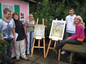 Die Schulgarten AG vor dem neu gestrichenen Httchen mit Bildern von Monet